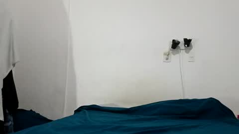 Snapshot of leoylola chatting on 10/12/25, 09:52 Abril online show from 10/12/25, 09:52