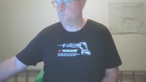 Snapshot of lerase40 chatting on 11/15/25, 06:55 homquisgode online show from 11/15/25, 06:55