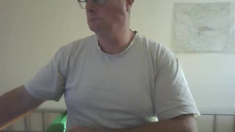 Snapshot of lerase40 chatting on 11/17/25, 12:00 homquisgode online show from 11/17/25, 12:00