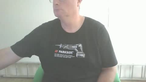 Snapshot of lerase40 chatting on 11/18/25, 09:36 homquisgode online show from 11/18/25, 09:36