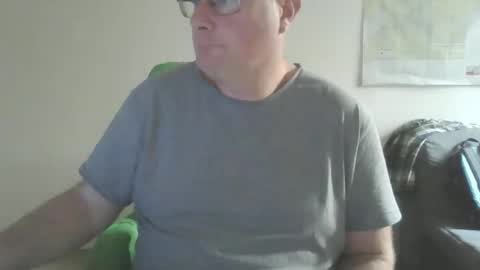 Snapshot of lerase40 chatting on 12/16/25, 10:42 homquisgode online show from 12/16/25, 10:42