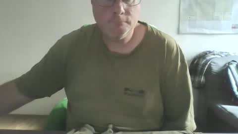 Snapshot of lerase40 chatting on 12/18/25, 12:44 homquisgode online show from 12/18/25, 12:44