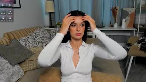 Snapshot of lesi_kiss chatting on 11/13/25, 09:08 Bella online show from 11/13/25, 09:08