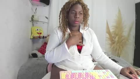 lesliee_brownn online show from 11/26/25, 10:38