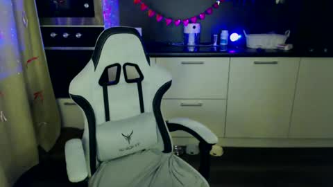 Snapshot of lesssi_ chatting on 02/26/25, 01:21 Alison online show from 02/26/25, 01:21