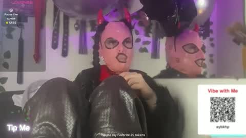 Snapshot of letsdoitbabez chatting on 11/28/25, 02:25 Julian Mask online show from 11/28/25, 02:25