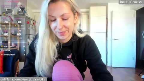 Snapshot of leusee chatting on 10/24/25, 10:44 LeaVixx online show from 10/24/25, 10:44