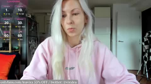 Snapshot of leusee chatting on 12/15/25, 11:03 LeaVixx online show from 12/15/25, 11:03