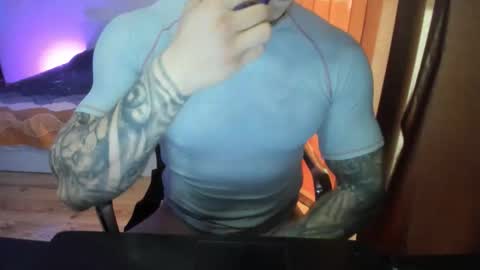 Snapshot of lewis_muscleee chatting on 04/11/26, 01:04 blablablack online show from 04/11/26, 01:04