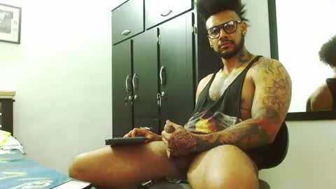 Snapshot of lewisstrong chatting on 09/24/25, 06:33 Lewis Strong online show from 09/24/25, 06:33