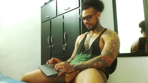 Snapshot of lewisstrong chatting on 10/08/25, 07:00 Lewis Strong online show from 10/08/25, 07:00