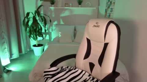 Lexy - Follow me online show from 09/17/25, 06:59