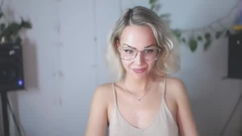 Lexie online show from 12/10/24, 11:43