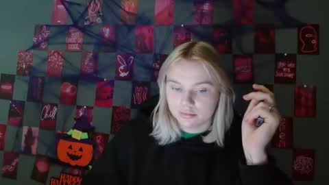 Leyla online show from 10/28/25, 07:34