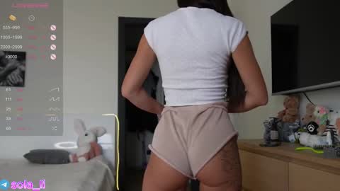 Snapshot of leyla_ly chatting on 10/16/25, 04:02 Leyla ly Ill be here Tuesday Thursday Friday Saturday Sunday online show from 10/16/25, 04:02