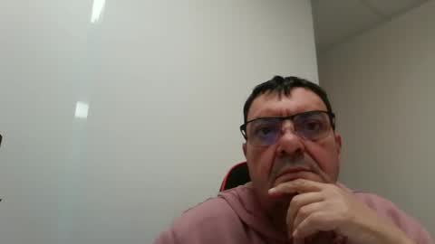 Snapshot of leyo1305 chatting on 12/19/25, 02:24 leyo1305 online show from 12/19/25, 02:24