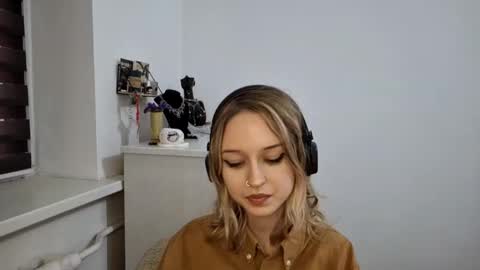 Snapshot of lezlielowe chatting on 11/11/25, 10:59 Mia online show from 11/11/25, 10:59