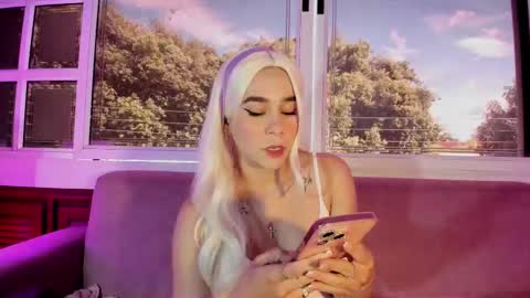 Snapshot of lezy_ chatting on 09/08/25, 07:35 LEZY online show from 09/08/25, 07:35