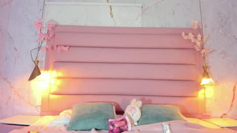 Snapshot of lezy_ chatting on 10/16/25, 07:37 LEZY online show from 10/16/25, 07:37