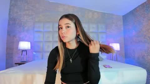 Snapshot of lezy_ chatting on 11/24/25, 07:35 LEZY online show from 11/24/25, 07:35