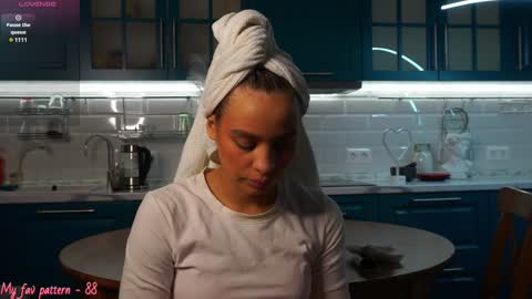 Snapshot of li_queen_ chatting on 12/24/24, 11:49 Hey Im Alexa tg online show from 12/24/24, 11:49