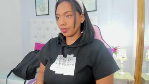 lia_mariana online show from 10/24/25, 11:01