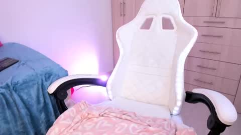 Snapshot of lia_queen610 chatting on 12/15/24, 03:13 Little Queen Lia online show from 12/15/24, 03:13