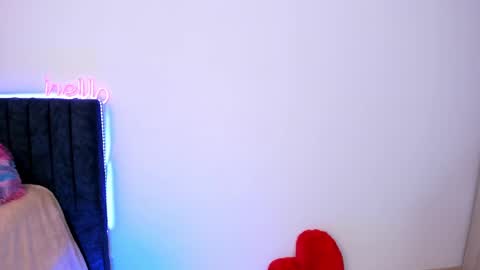 Snapshot of lia_queen610 chatting on 12/29/24, 10:14 Little Queen Lia online show from 12/29/24, 10:14