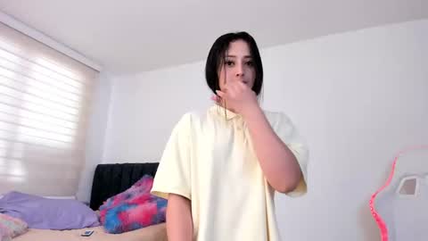 Snapshot of lia_queen610 chatting on 12/31/24, 09:06 Little Queen Lia online show from 12/31/24, 09:06