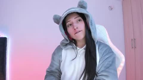 Snapshot of lia_queen610 chatting on 01/18/25, 12:35 Little Queen Lia online show from 01/18/25, 12:35