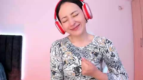 Snapshot of lia_queen610 chatting on 01/18/25, 11:55 Little Queen Lia online show from 01/18/25, 11:55