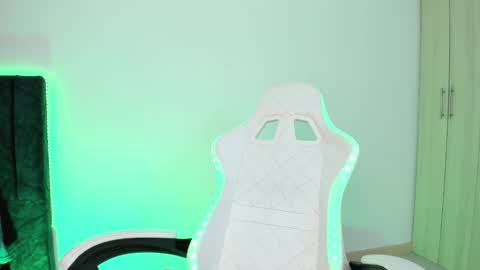 Snapshot of lia_queen610 chatting on 02/01/25, 01:34 Little Queen Lia online show from 02/01/25, 01:34