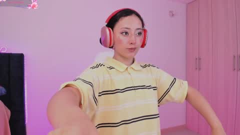 Snapshot of lia_queen610 chatting on 02/08/25, 08:53 Little Queen Lia online show from 02/08/25, 08:53