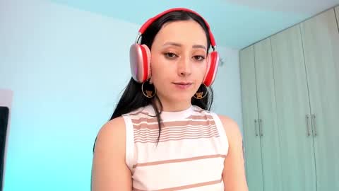 Snapshot of lia_queen610 chatting on 02/16/25, 07:38 Little Queen Lia online show from 02/16/25, 07:38