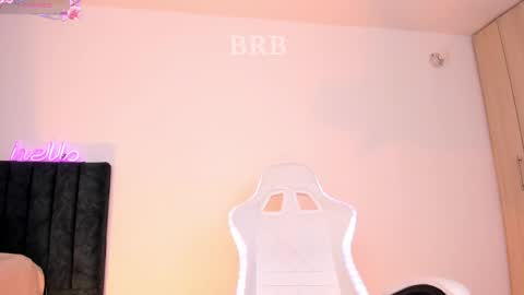 Snapshot of lia_queen610 chatting on 02/16/25, 10:43 Little Queen Lia online show from 02/16/25, 10:43