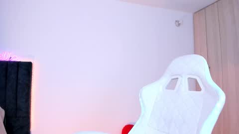 Snapshot of lia_queen610 chatting on 02/20/25, 08:25 Little Queen Lia online show from 02/20/25, 08:25