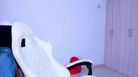 Snapshot of lia_queen610 chatting on 03/07/25, 06:24 Little Queen Lia online show from 03/07/25, 06:24