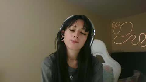 Snapshot of lia_queen610 chatting on 11/12/25, 10:30 Little Queen Lia online show from 11/12/25, 10:30