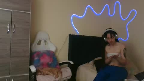 Snapshot of lia_queen610 chatting on 11/16/25, 08:47 Little Queen Lia online show from 11/16/25, 08:47