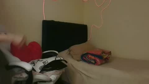 Snapshot of lia_queen610 chatting on 11/18/25, 11:15 Little Queen Lia online show from 11/18/25, 11:15