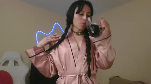 Snapshot of lia_queen610 chatting on 11/22/25, 02:21 Little Queen Lia online show from 11/22/25, 02:21