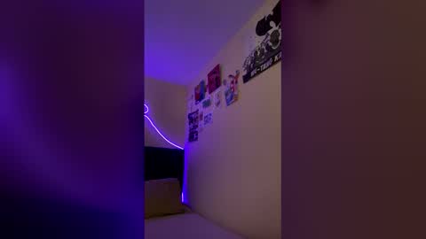 Snapshot of lia_queen610 chatting on 12/15/25, 08:02 Little Queen Lia online show from 12/15/25, 08:02