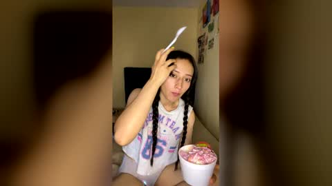 Snapshot of lia_queen610 chatting on 12/21/25, 07:32 Little Queen Lia online show from 12/21/25, 07:32