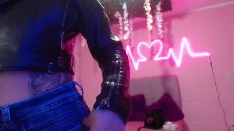 Snapshot of lia_rose_6 chatting on 12/17/25, 01:28 Lia online show from 12/17/25, 01:28