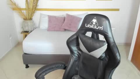 Lia  online show from 11/18/25, 02:17