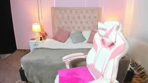 Snapshot of liahjhons chatting on 12/19/24, 08:34 Liah online show from 12/19/24, 08:34