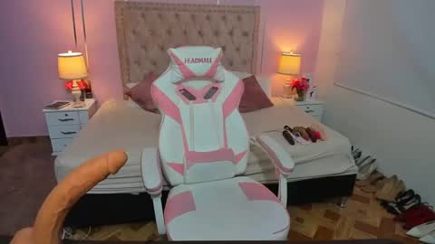 Snapshot of liahjhons chatting on 01/18/25, 07:37 Liah online show from 01/18/25, 07:37