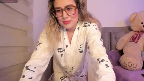 Lia  online show from 12/17/25, 01:00