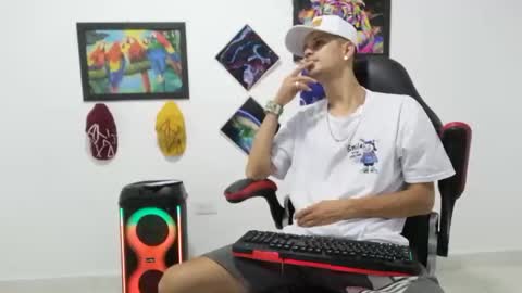 Snapshot of liam_andres12 chatting on 11/07/25, 10:32 Andres online show from 11/07/25, 10:32