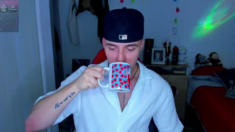 Snapshot of liam_oficial chatting on 12/15/24, 04:40 liam online show from 12/15/24, 04:40